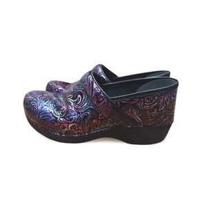 Dansko XP 2.0 Engraved Floral Patent Comfort Clogs EU 39